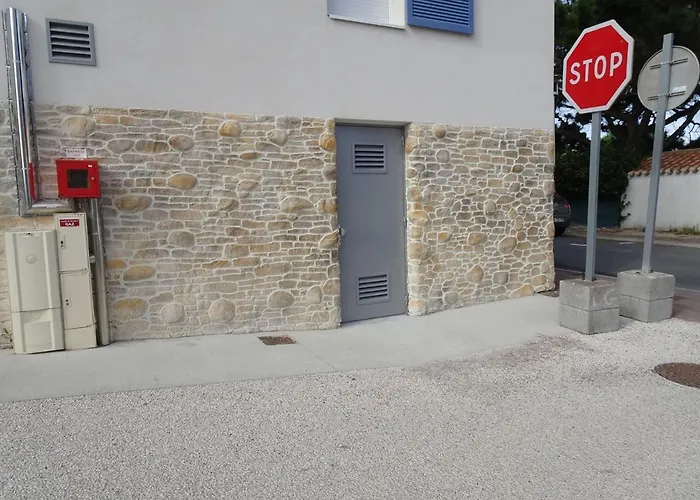 2 Pieces, 2 Couchages, La Gueriniere, Balcon, Parking - Fr-1-224b-171