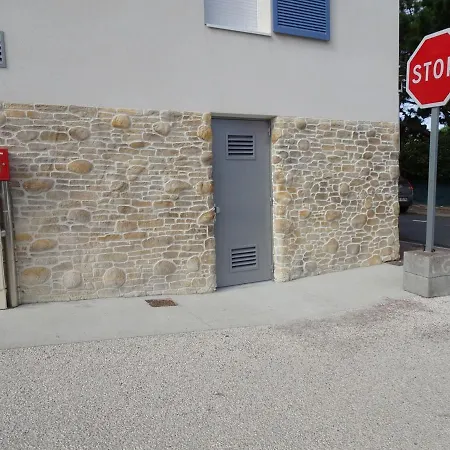 2 Pieces, 2 Couchages, La Gueriniere, Balcon, Parking - Fr-1-224b-171